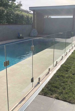 Hydraulic hinges Glass pool fencing direct